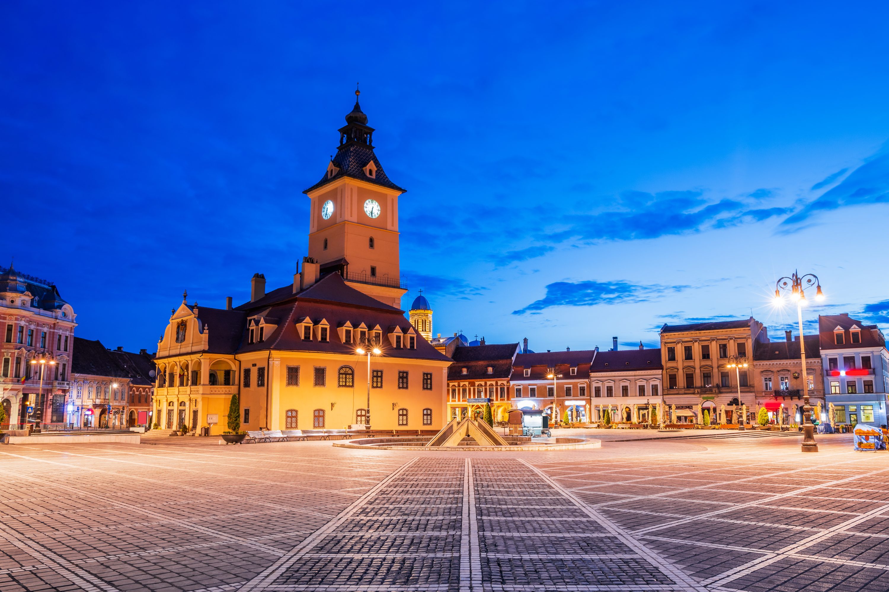 Piata sfatului din Brasov intro seara de toamna 